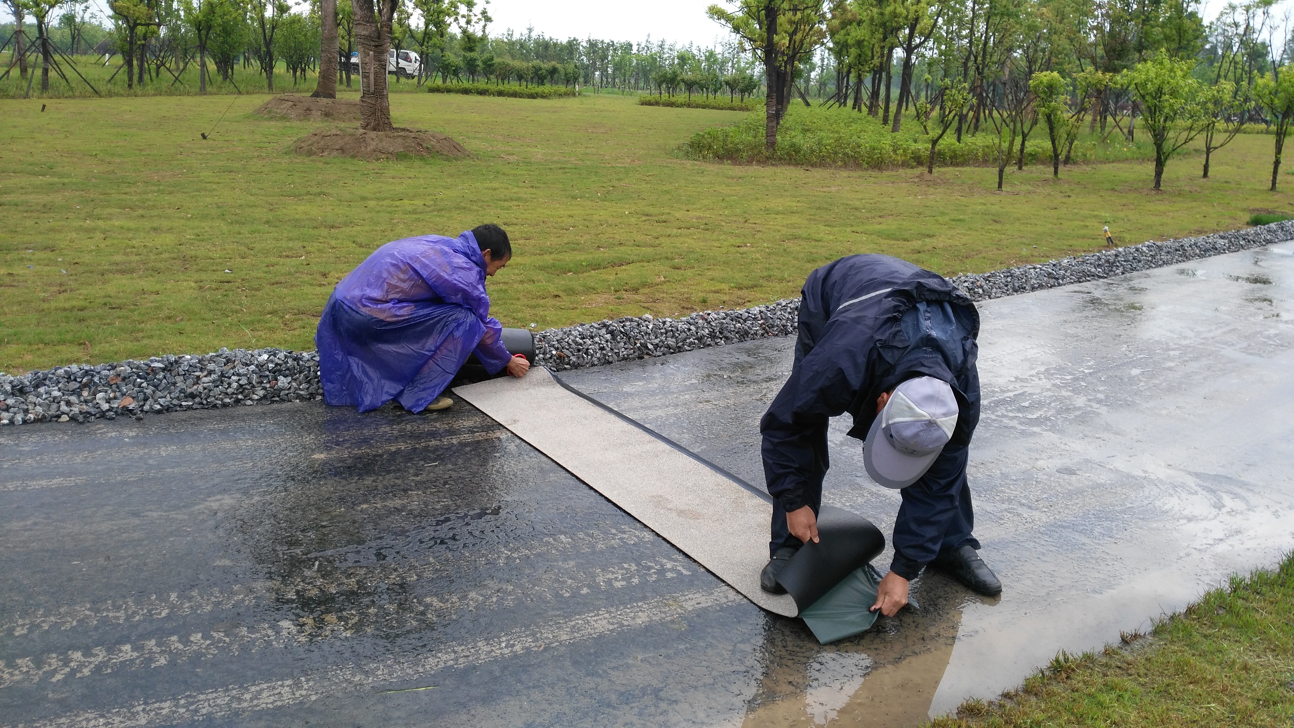 高性能應力吸收貼預防反射裂縫——路面項目一部面層施工采用新型材料